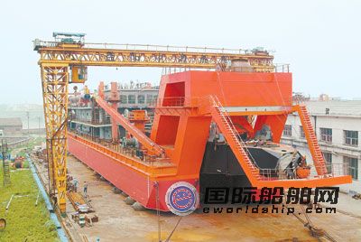 國內(nèi)最大挖泥船在益陽中海船廠下水